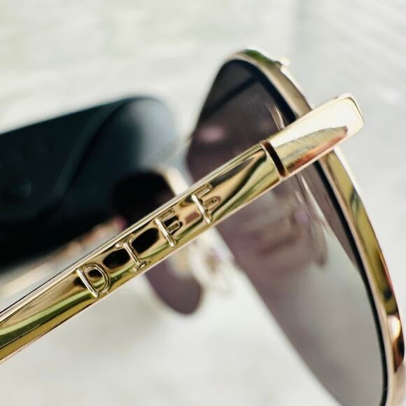 DIFF Eyewear Maeve Sunglasses in Gold Reflect Mirror Oversized with Case - Picture 5 of 7